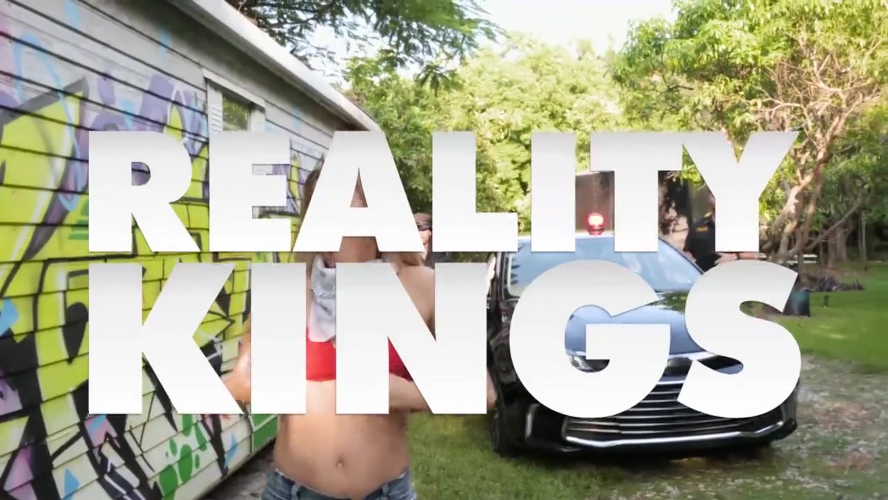 Страстный секс со стонущей гламурной красоткой обошёлся уборщику бассейна увольнением