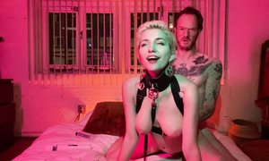 Блондинка с короткой стрижкой постоянно допускает мужское доминирование над собой