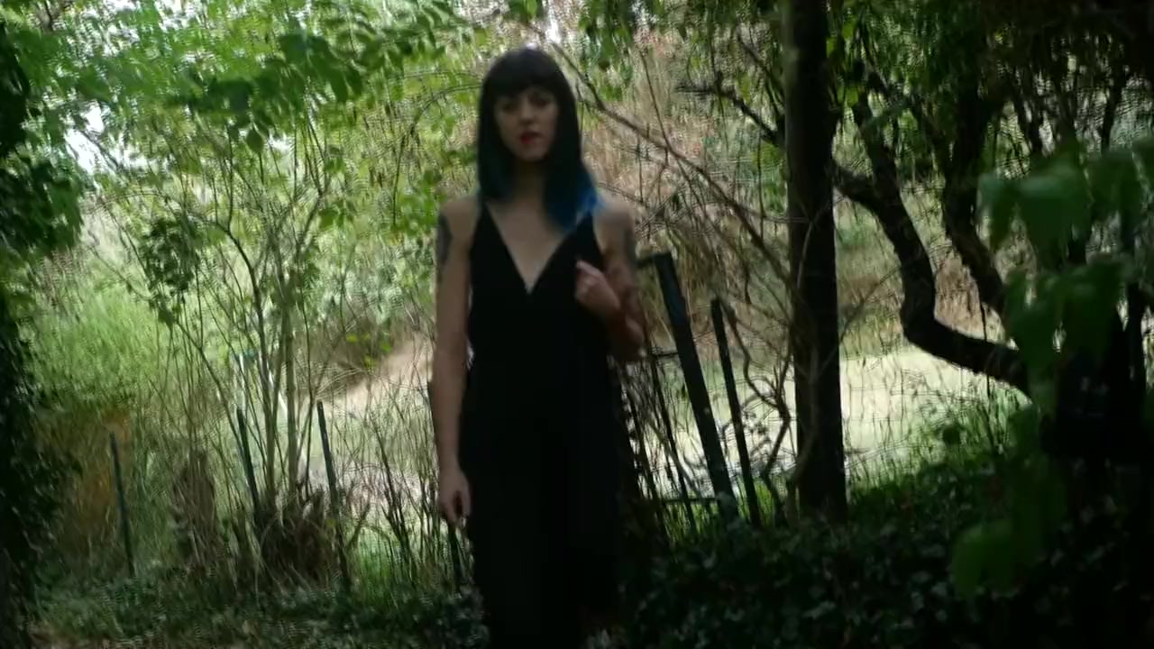 Дачная эротика с последующей мастурбацией плоскогрудой симпатяжки в красных трусиках