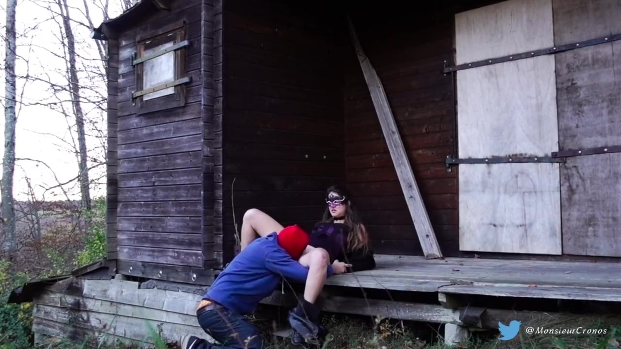 Видео с кунилингусом молодой парочки, милующейся на крылечке брошенной избы