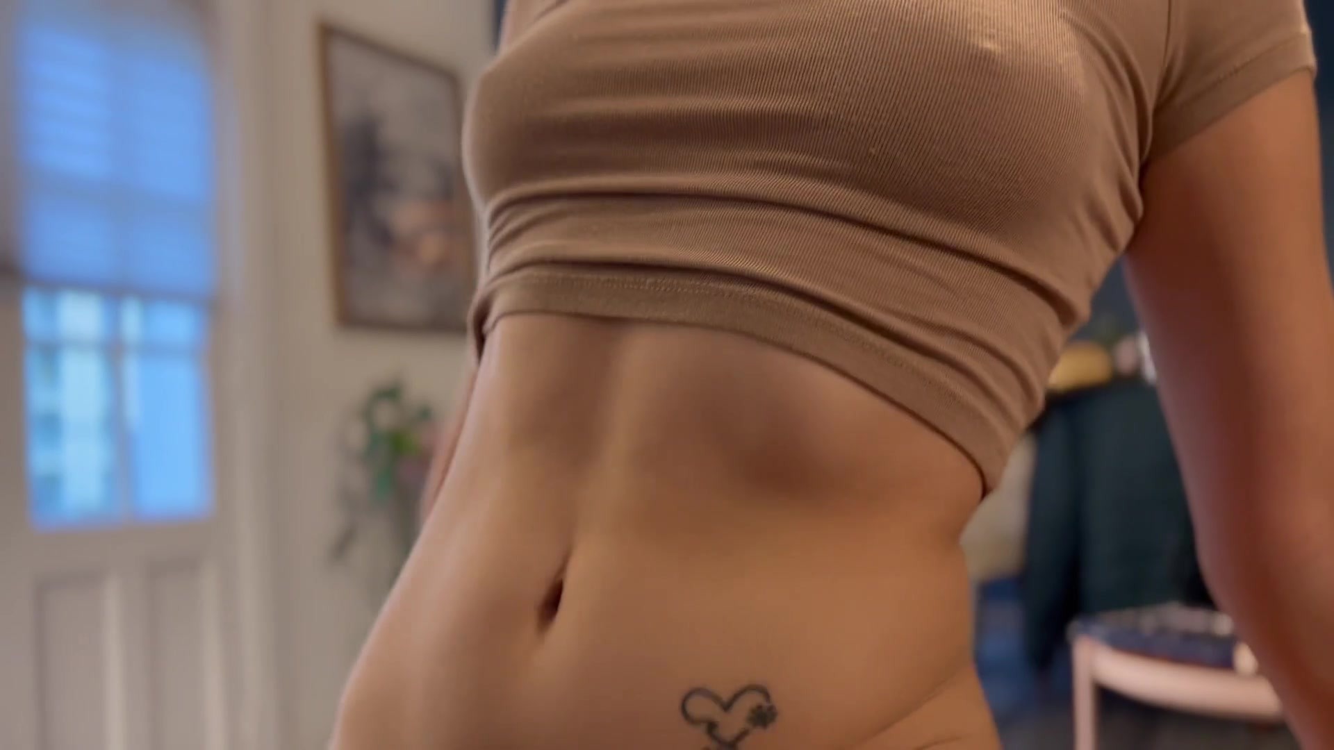 Трудно отказывать такой красивой блондинке со стоячей грудью садиться писей на лицо